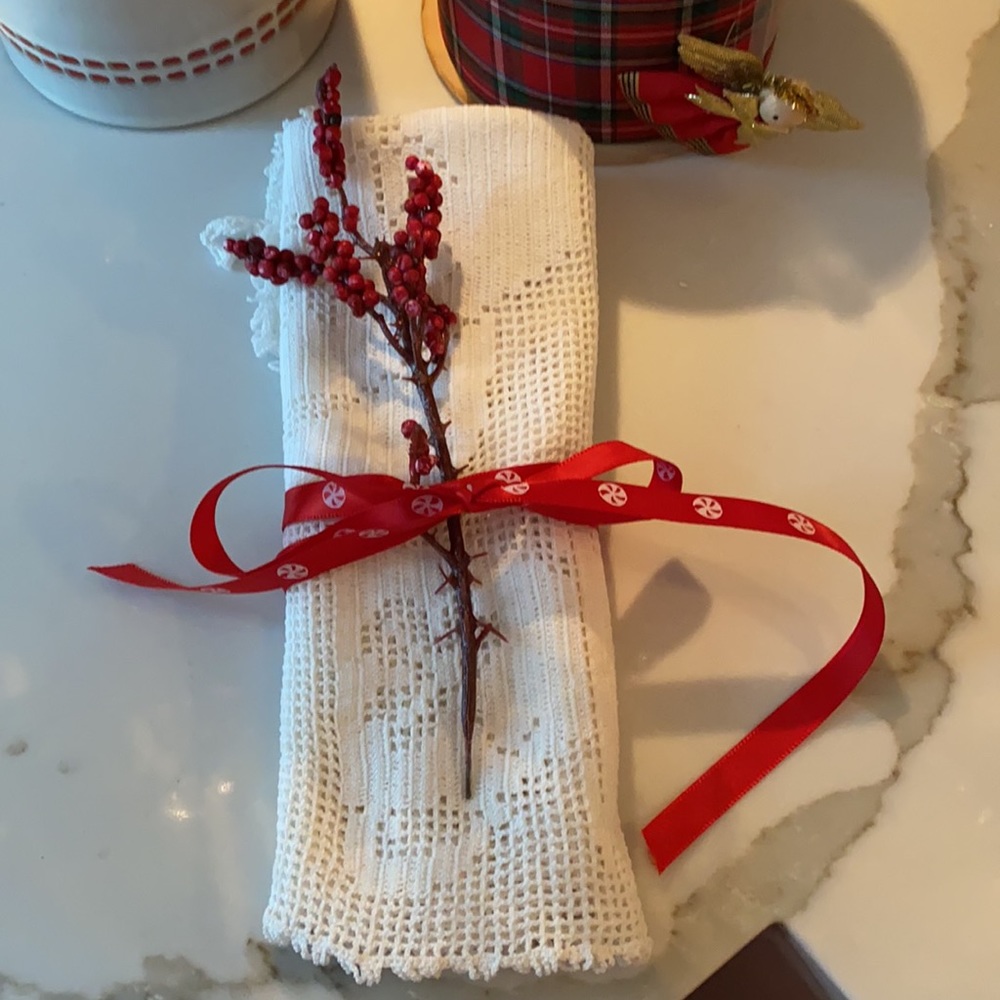 UNIQUE RARE BEAUTIFUL HAND LACE CROCHET TEA 🫖COZY. PRISTINE COMES WRAPPED🎁❤️
